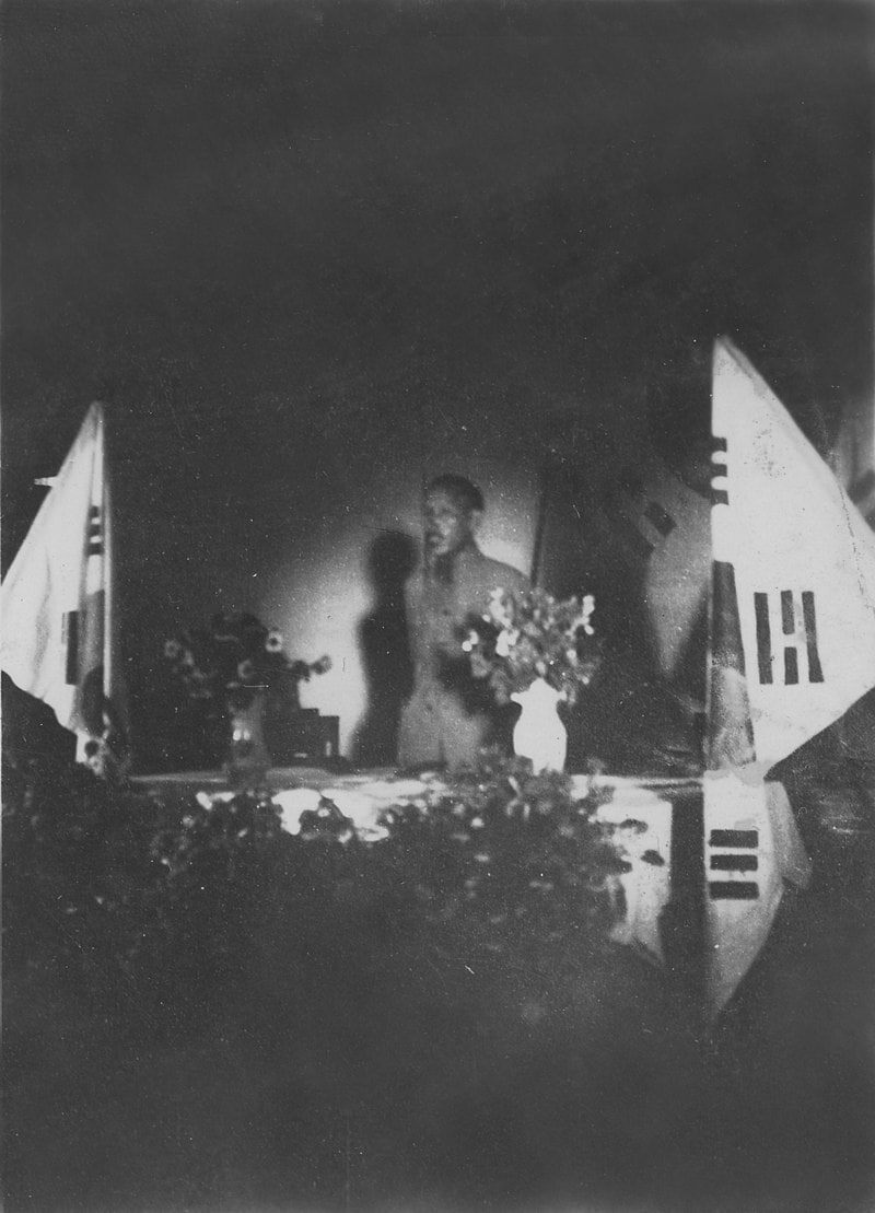 Чо Со Ан одетый в костюм Сунь Ятсена отчитывается о ходе создания Генерального штаба Корейской Освободительной Армии