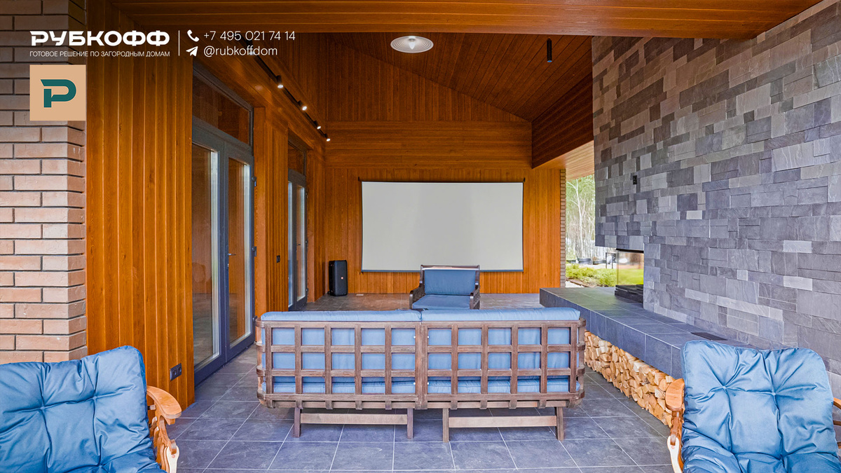 Терраса с отделкой целиком из планкена лиственницы на выставочном доме Мокко от РУБКОФФ на Open Village 23/24