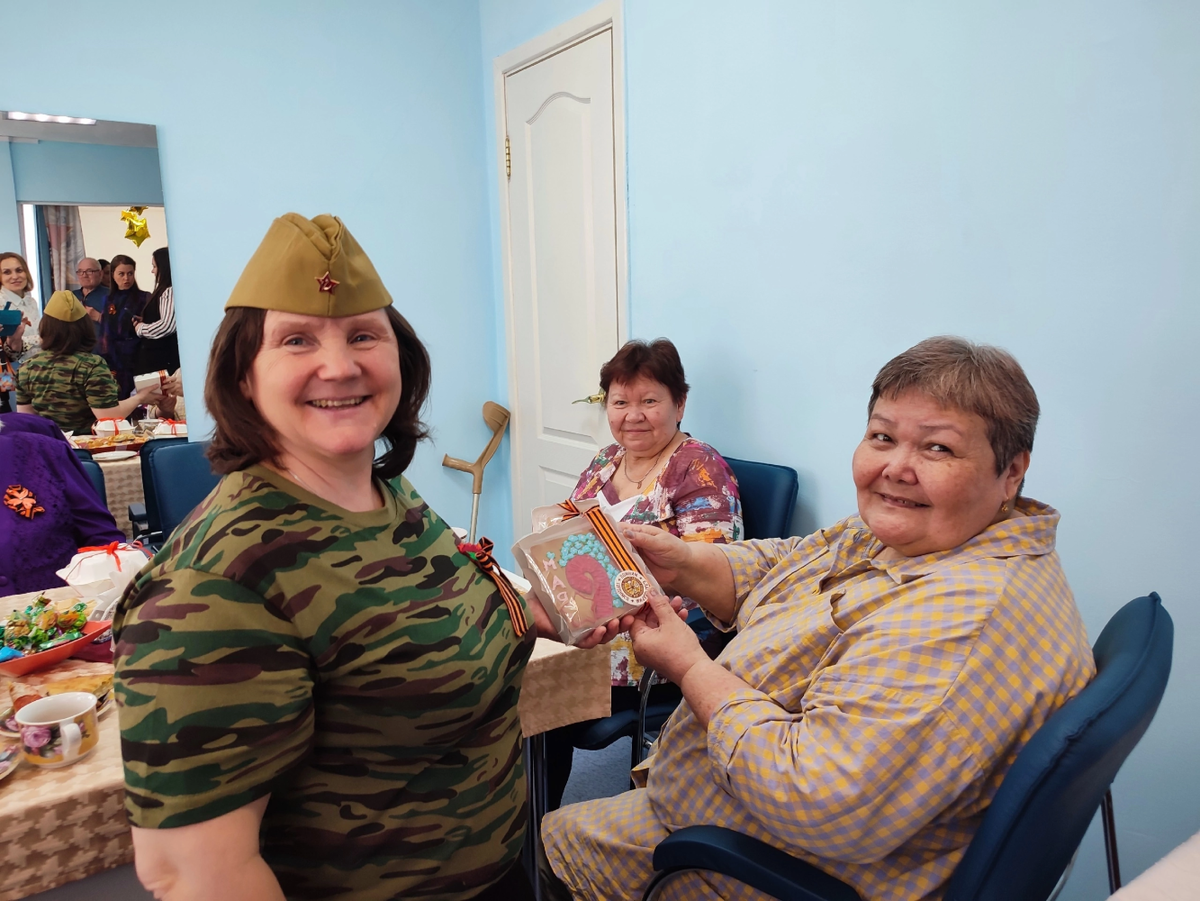    Гильдия мастеров пряничного дела и знаменщиков Югры поздравила ветеранов с Днем Победы