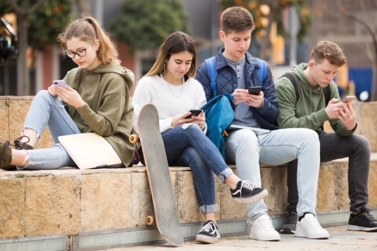    Особенно актуально следить за детьми в наступающий сезон выпускных для 9-х и 11-х классов.