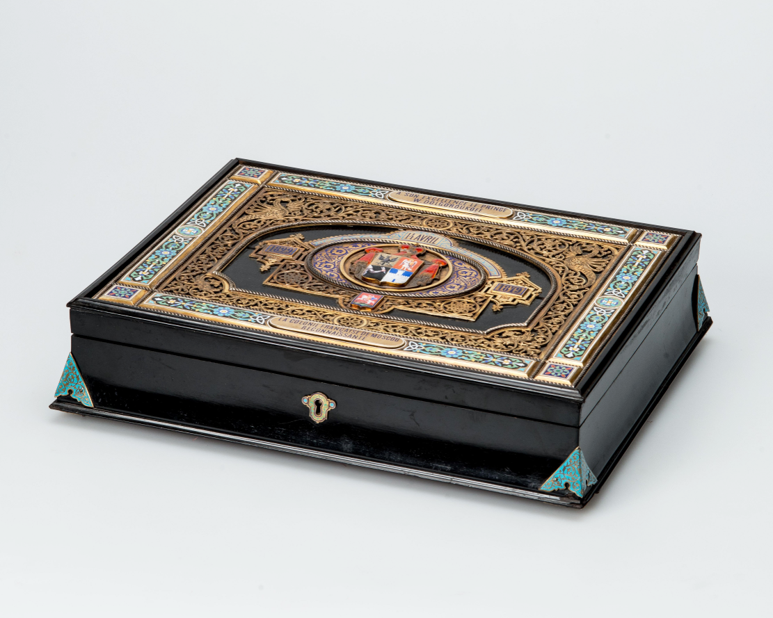 Ларец, поднесенный Московскому генерал-губернатору В. А. Долгорукову. Москва. Фирма П. Овчинникова, 1878 г. Серебро, эмаль, дерево, шелк, металл, кожа, бумага; литье, гравировка, выпиловка, золочение, живопись