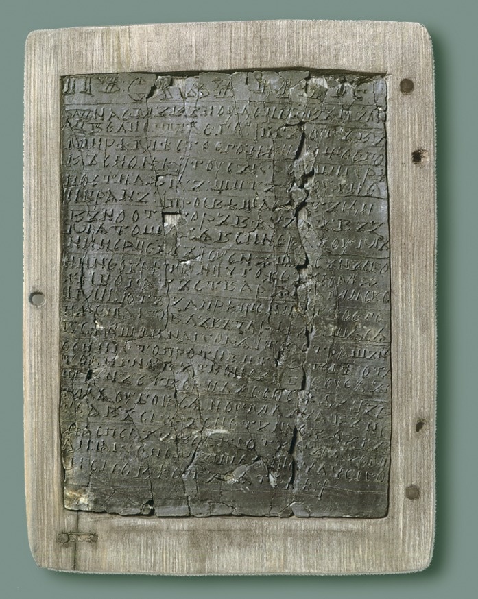 Новгородский кодекс, так выглядела первая книга на Руси. Источник: old.bigenc.ru