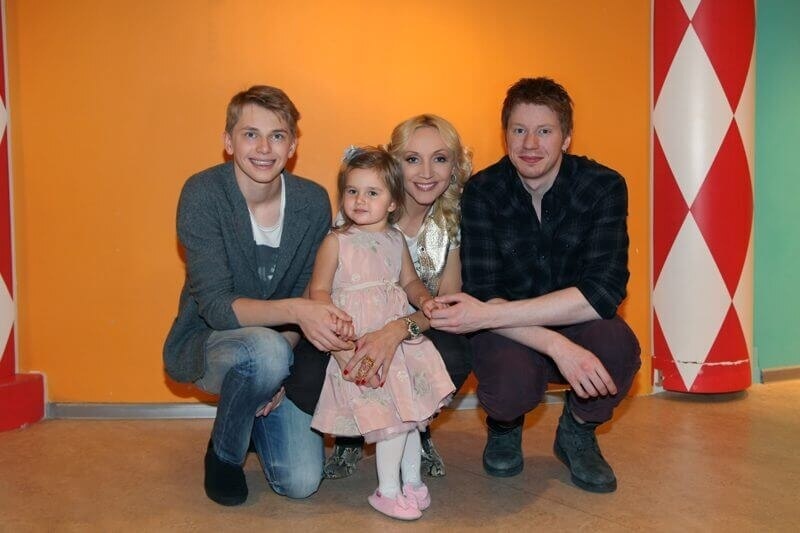 Кристина Орбакайте с детьми

