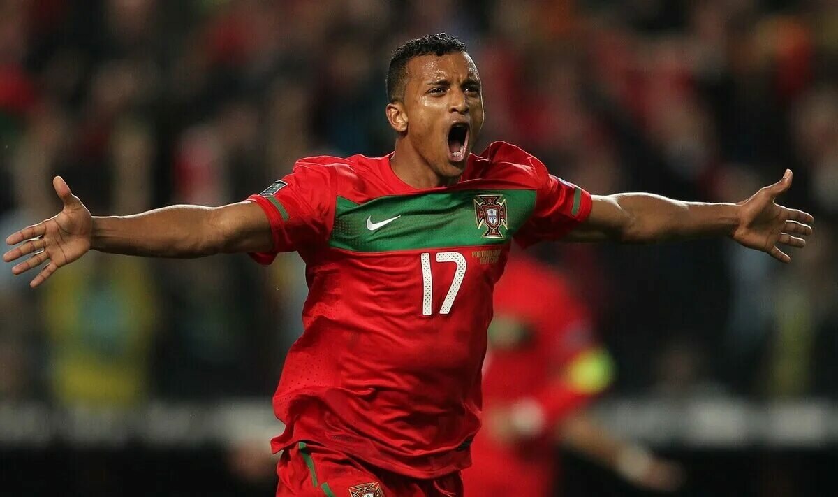 
Луиш Нани, экс-вингер “Манчестер Юнайтед” и сборной Португалии, раскрыл интересные детали своей карьеры. Оказывается, в свое время португальская звезда мог оказаться в Российской Премьер-Лиге! 😲

В интервью Нани признался, что вел переговоры с “Зенитом” и “Локомотивом”, однако трансфер в Россию так и не состоялся. 🤷‍♂️ “В своё время у меня были варианты приехать в Россию. В первый раз «Зенит» хотел, чтобы я подписал с ними контракт”, – рассказал Нани.

По словам португальца, переход в “Зенит” сорвался из-за его молодости и наличия других перспективных предложений. “Однако я был так молод, было так много других возможностей, и я решил остаться в Манчестере”, – пояснил он.

Но, как оказалось, интерес к Нани в России не угас. Спустя несколько лет на него вышел московский “Локомотив”. 🚂 “А потом, несколько лет спустя, ко мне проявил интерес московский «Локомотив». Мы были ещё ближе к тому, чтобы подписать контракт, но по определённым причинам не продвинулись вперед”, – поделился Нани.

Самое интересное, что переезду в Россию помешали “какие-то мелочи”. 🤯 Что это за мелочи, Нани не уточнил, оставив простор для фантазии. Возможно, это были финансовые разногласия, бытовые условия или что-то еще.

Нани признался, что был бы рад поиграть в России. 😊 “Я не переехал в России из-за каких-то мелочей. Но я бы с удовольствием играл здесь, в вашей лиге. Это было бы здорово”, – сказал он.

Жаль, что Нани так и не удалось увидеть в РПЛ! 😔 Его яркая игра и техничное дриблинг, безусловно, украсили бы российский чемпионат. Кто знает, может быть, когда-нибудь мы увидим Нани в России, но уже в качестве тренера или эксперта. 