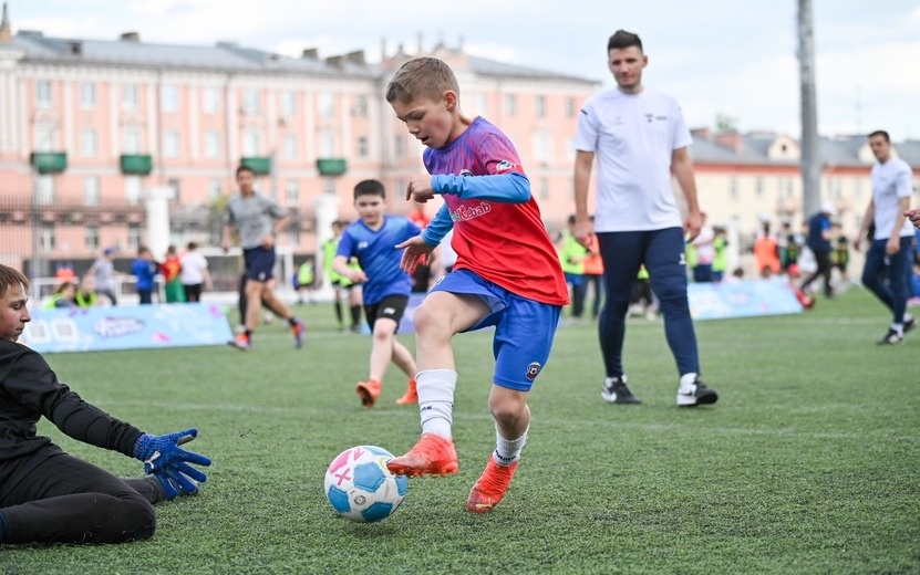  Юные спортсмены играют со звездами футбола. Фото: Российский футбольный союз