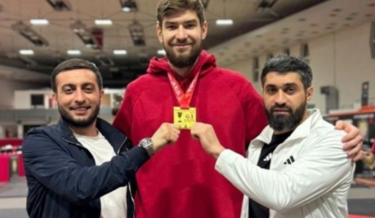     Рафаэль Аюкаев с тренерами. Источник: samadm.ru Автор фото: ВК-паблик ПСК «Олимпиец»