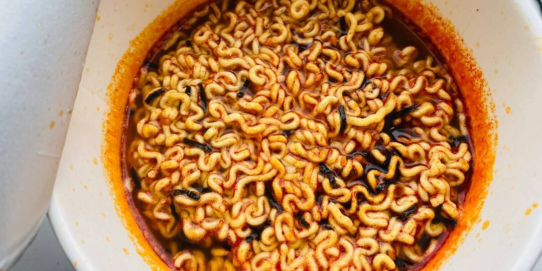 Пробуем лапшу быстрого приготовления из Южной Кореи: лапша со вкусом боли, для кого она?