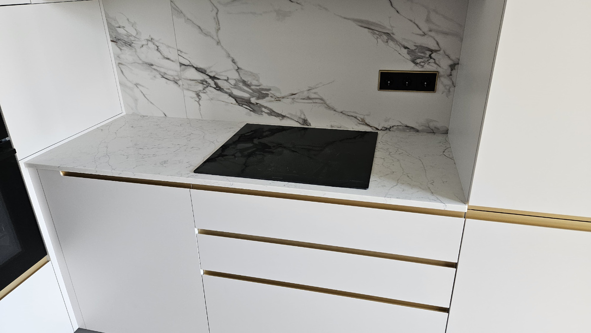 кварцевая столешница под мрамор