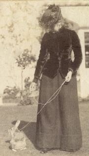 Беатрикс и ее кролик на прогулке. 