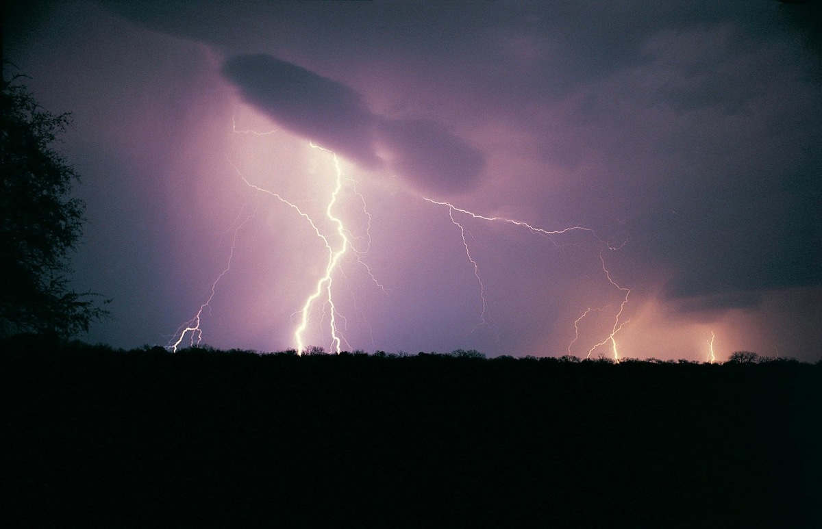    В России разработали модель зарождения молнии.