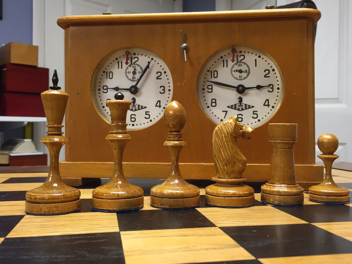 Винтажные шахматные часы.