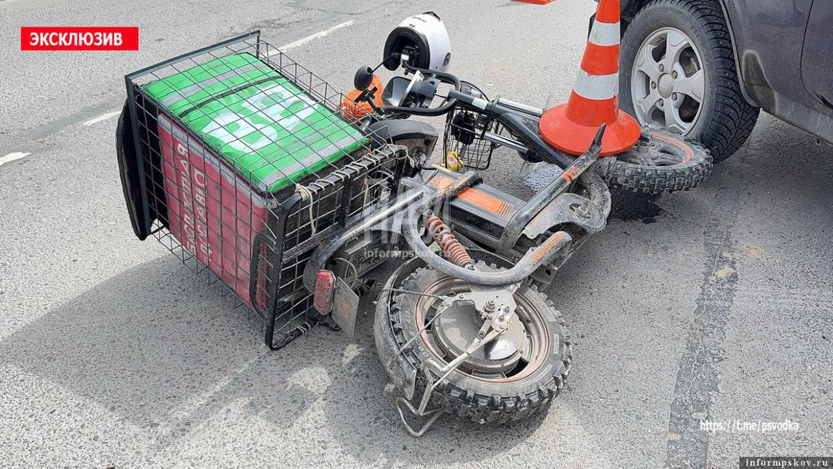 Электросамокатчик и автомобиль столкнулись на улице Киселёва в Пскове. 17 мая. Фото: ПАИ