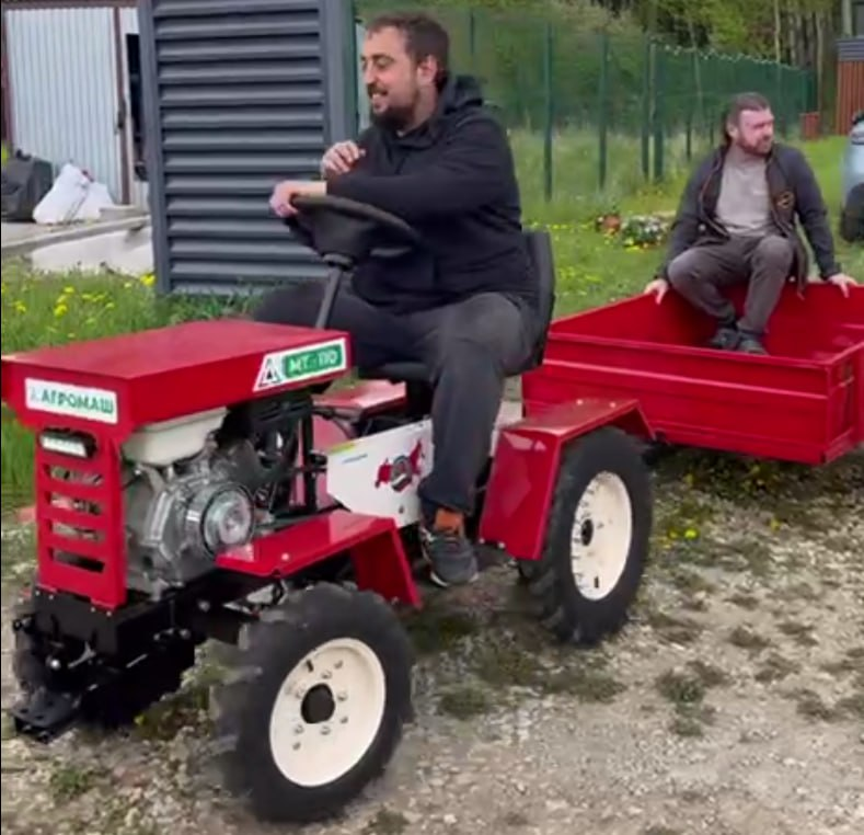 Я и мой друг уезжаем далеко в закат