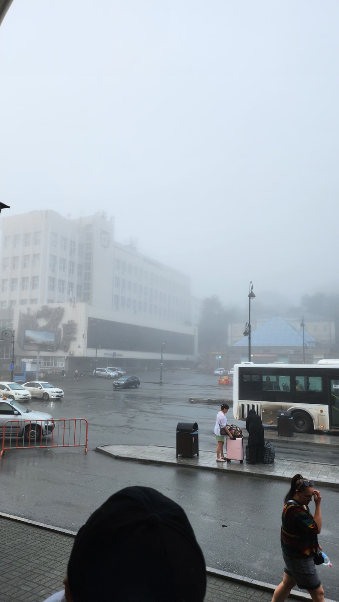 При выходе с вокзала 