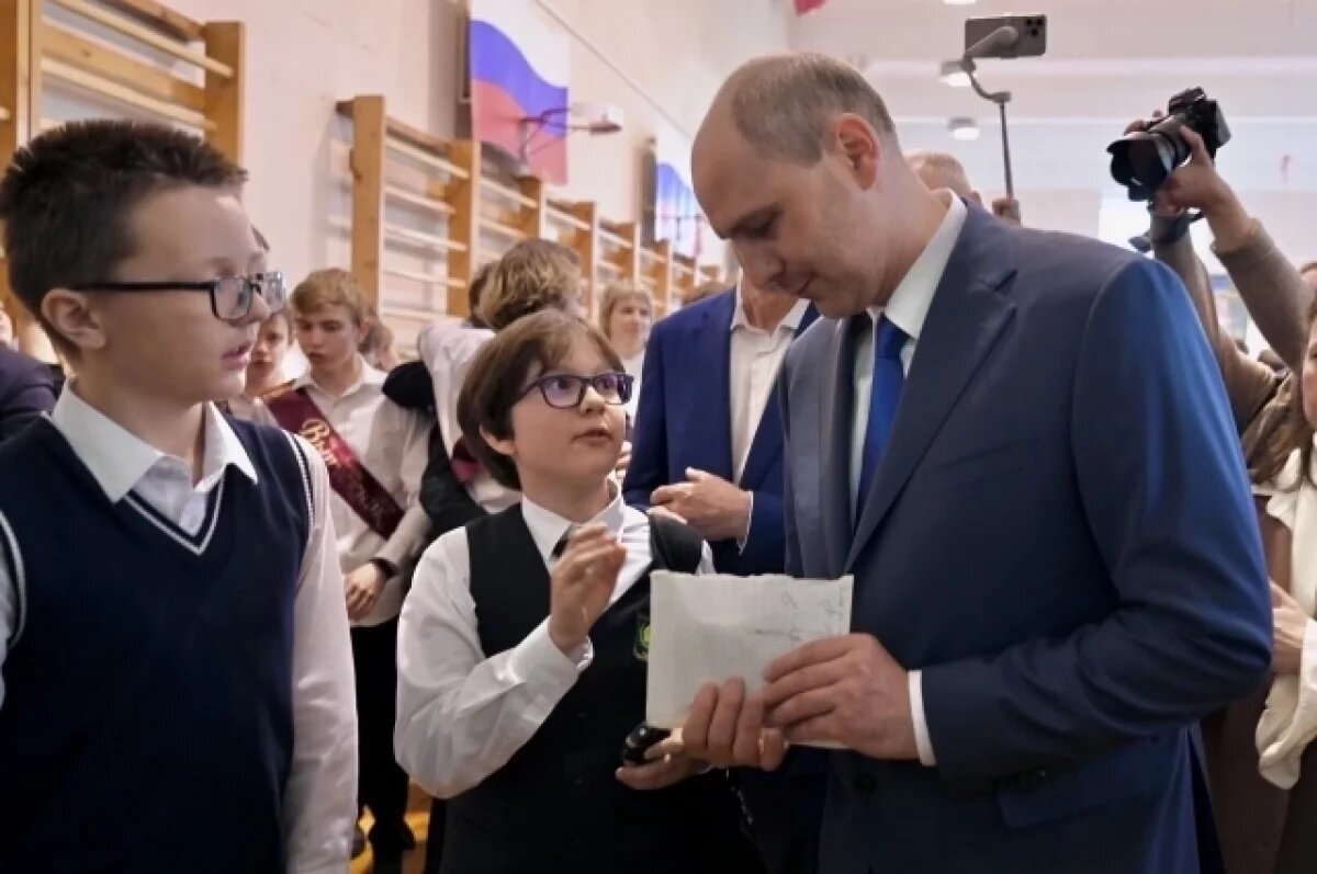    Денис Паслер поздравил свердловских выпускников с окончанием школ