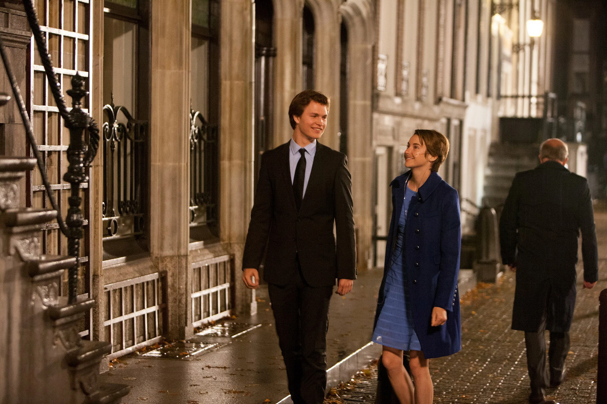 В основе фильма — одноименный роман Джона Грина. Писатель приезжал на съемки и давал рекомендации актерам. Источник: кадр из фильма «Виноваты звезды» / 20th Century Fox📷
