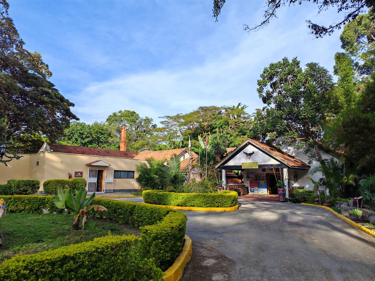 Лодж - это понятие связанное с африканским сафари. Гостинница с бунгало. На территории и вокруг могут находиться дикие животные, за которыми можно наблюдать без отрыва от удобств.