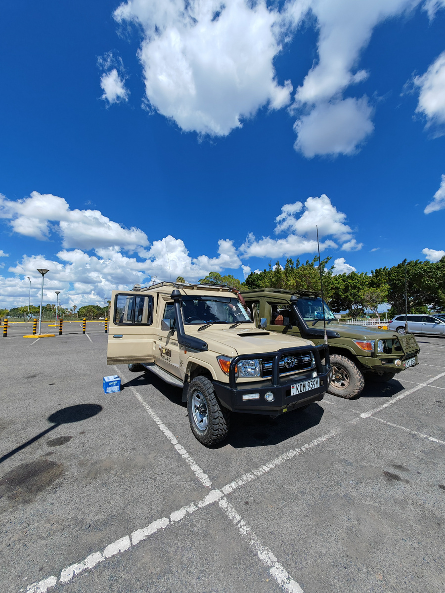 Хороший джип лучшее средство передвижения по Кении. особенно если с гидом повезло. А туристическая фирма все включила в стоимость вплоть до воды и салфеток.