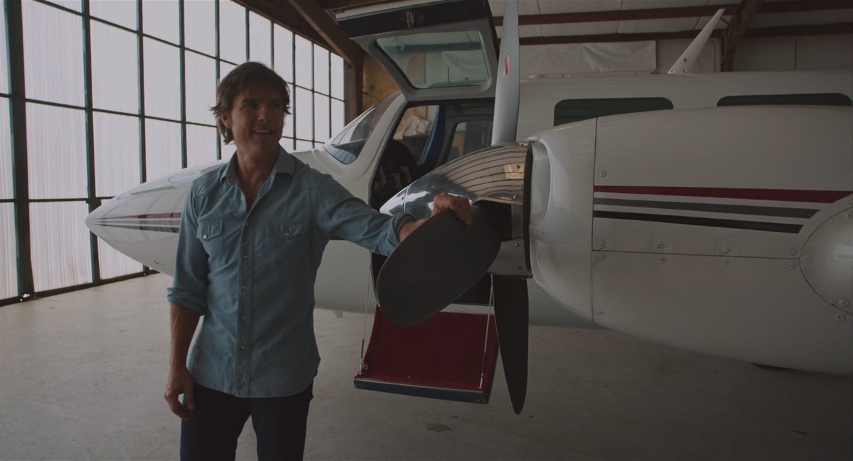 В последний съёмочный день один из самолётов разбился, погибли два человека. В титрах фильма нет какого-либо памятного посвещения погибшим. 