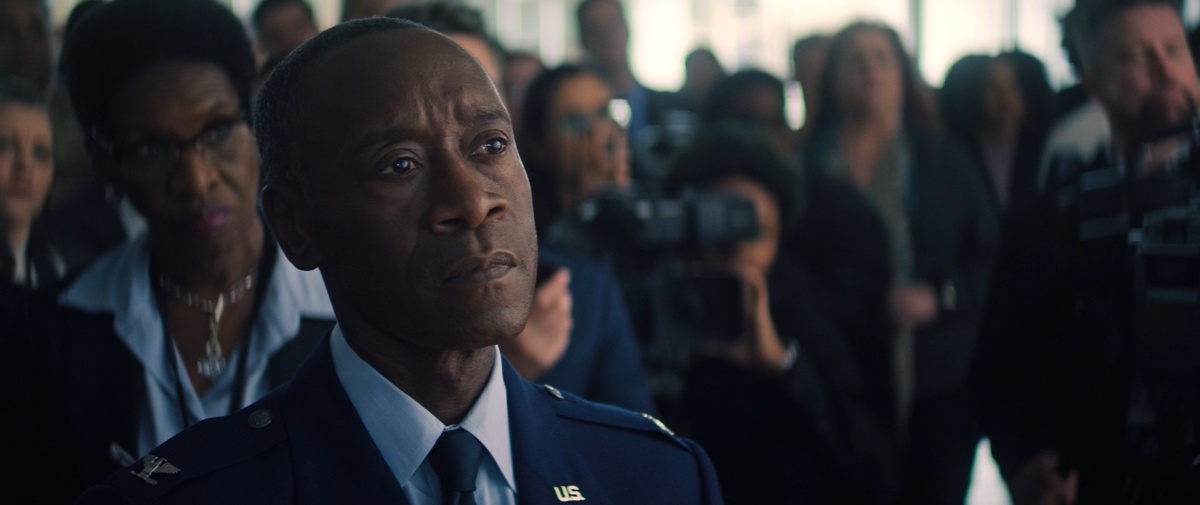 Дон Чидл был номинирован на премию Эмми за... одну минуту экранного времени? Актёр сам был в недоумении. 