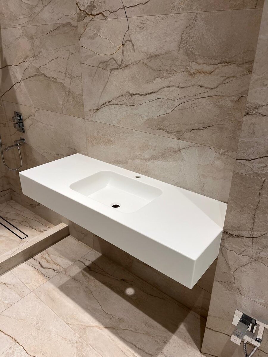 умывальник из акрилового камня