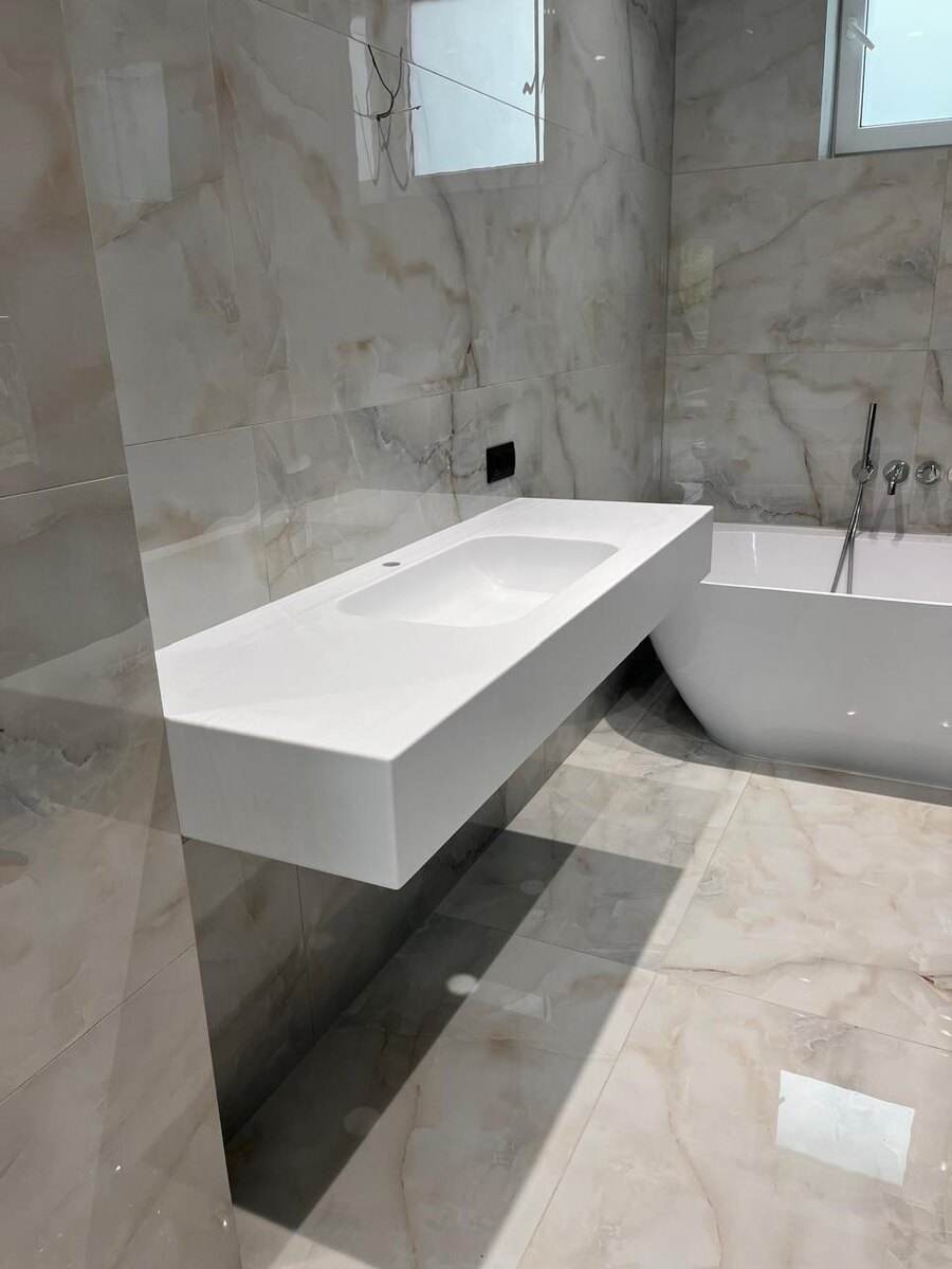 умывальник подвесной белый из искусственного камня