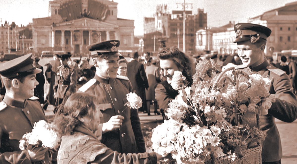 Празднование охватило все улицы Москвы, все площади. Кстати, после войны многие годы существовала традиция среди ветеранов встречаться 9 Мая у Большого театра. Фото: Михаил РУНОВ/РИА Новости