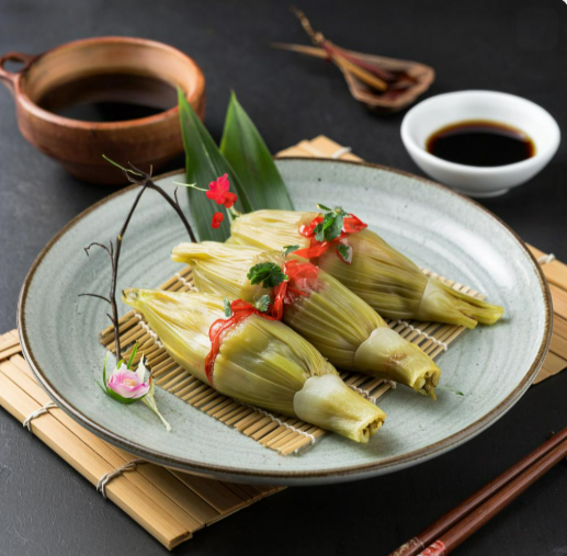 посмотри, как в Китае красиво подают фаршированные одуванчики на тарелке. 🍴🌼️