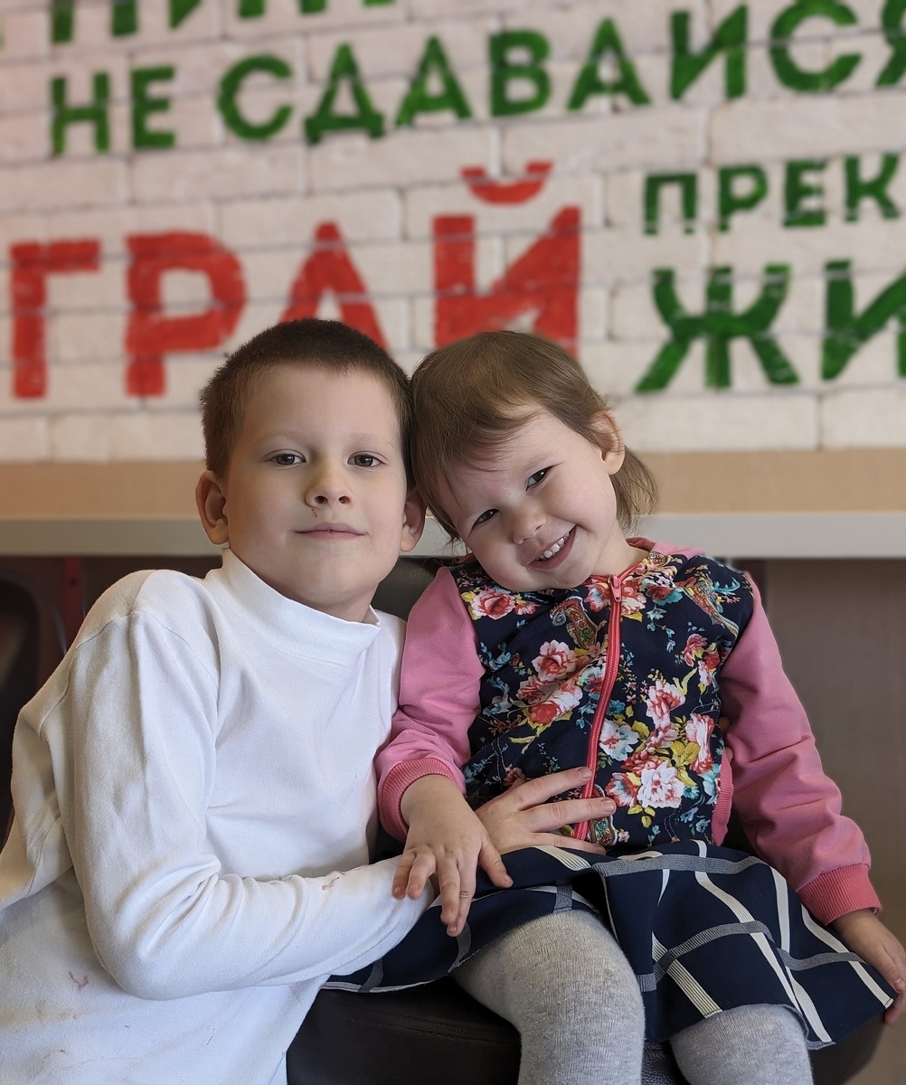 Ходили в блинную, фото оттуда, поэтому у старшего сына запачкана водолазка