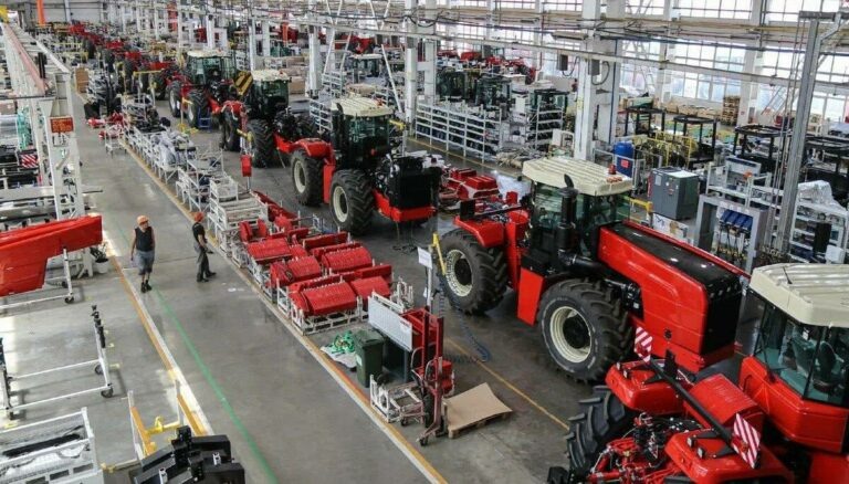    Тракторы, косилки, комбайны. Аграрии Оренбуржья обновили парк сельхозтехники Андрей Севостьянов