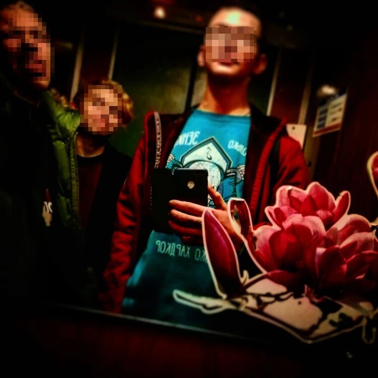 Артем собрал вечеринку в квартире. Фото: Личная страница героя публикации в соцсети.