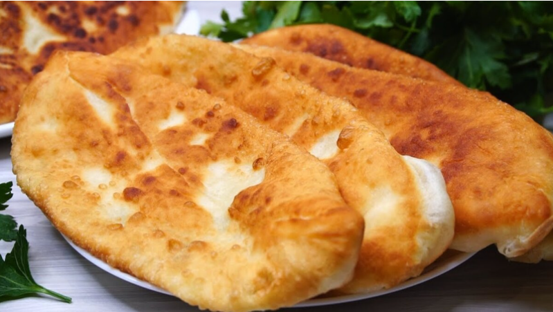 Пирожки "Придорожные" не черствеют на следующий день. Еще ни одного неудачного отзыва не видела в комментариях (дрожжи не понадобятся)