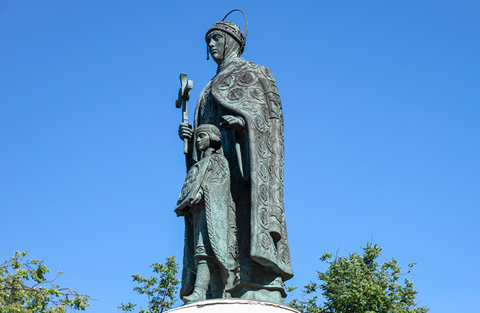    Памятник великой княгине Ольге и князю Владимиру. Фото: Анна Карасева/Фотобанк «Лори»