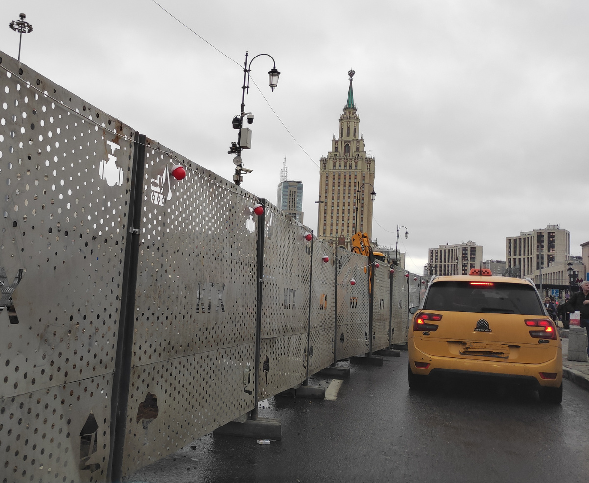 Заборы глянцевые. На фоне серого неба будто и нет их