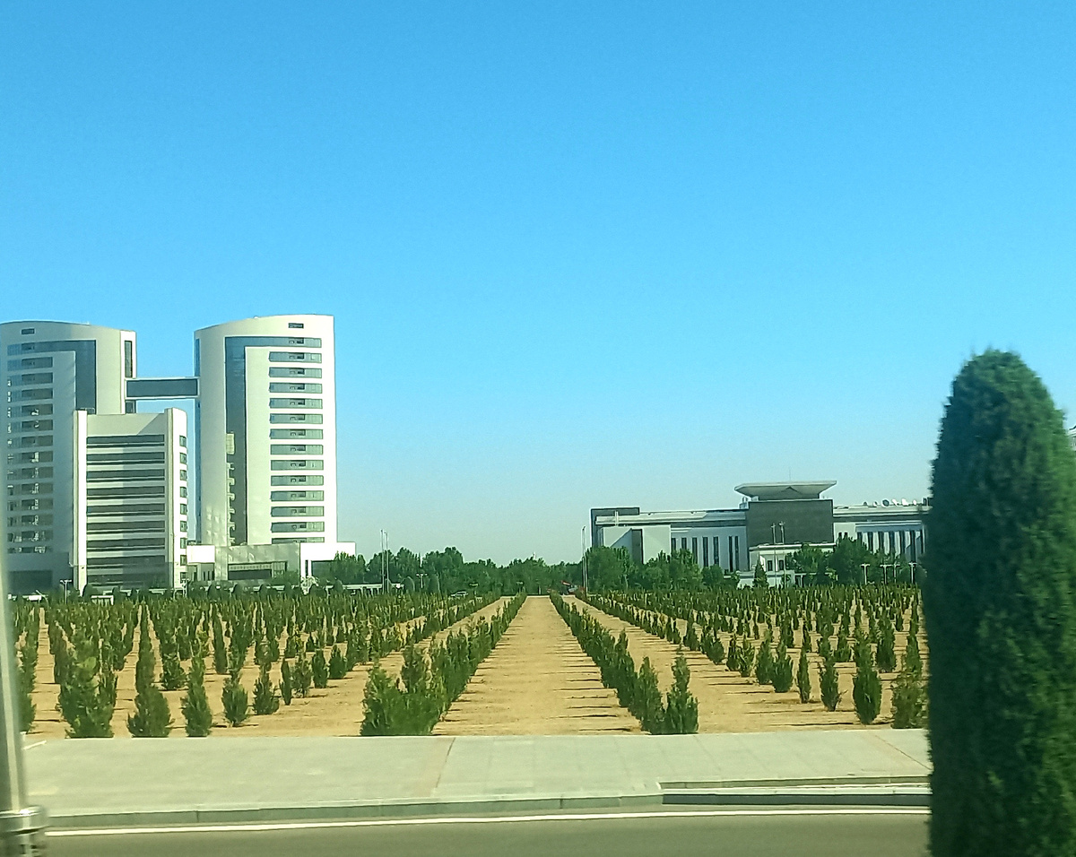 Слева министерство труда и социальной защиты. 