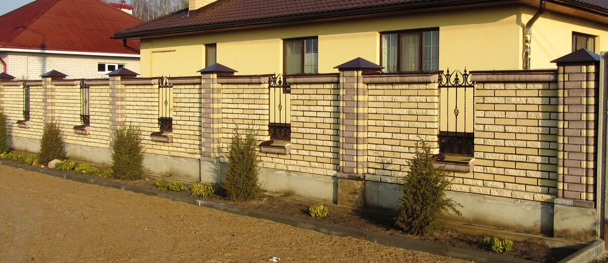 Красивые кирпичные заборы: вдохновляющие идеи и фото