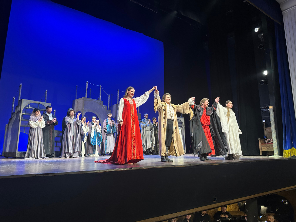 «Царская невеста», поклоны . Т.Овчинникова (Марфа) , Э. Сулейманов ( Иван), Д. Краснобаев (Грязной) , Р Финенко ( Любаша)