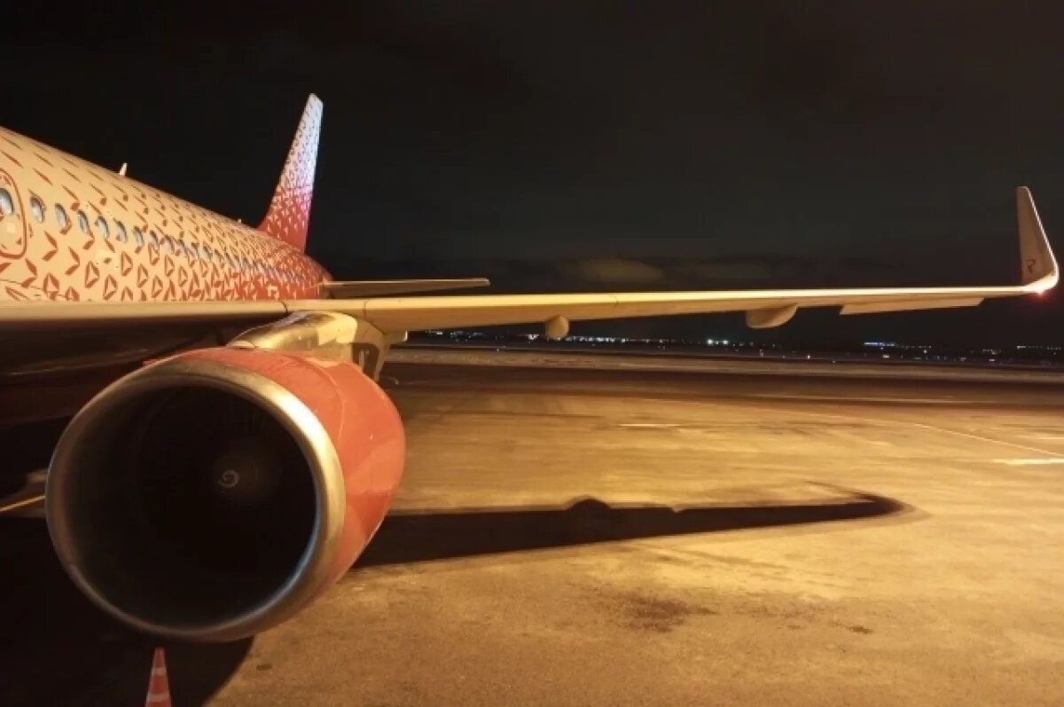    В Петербурге неизвестный опять пытался ослепить пилотов самолета лазером