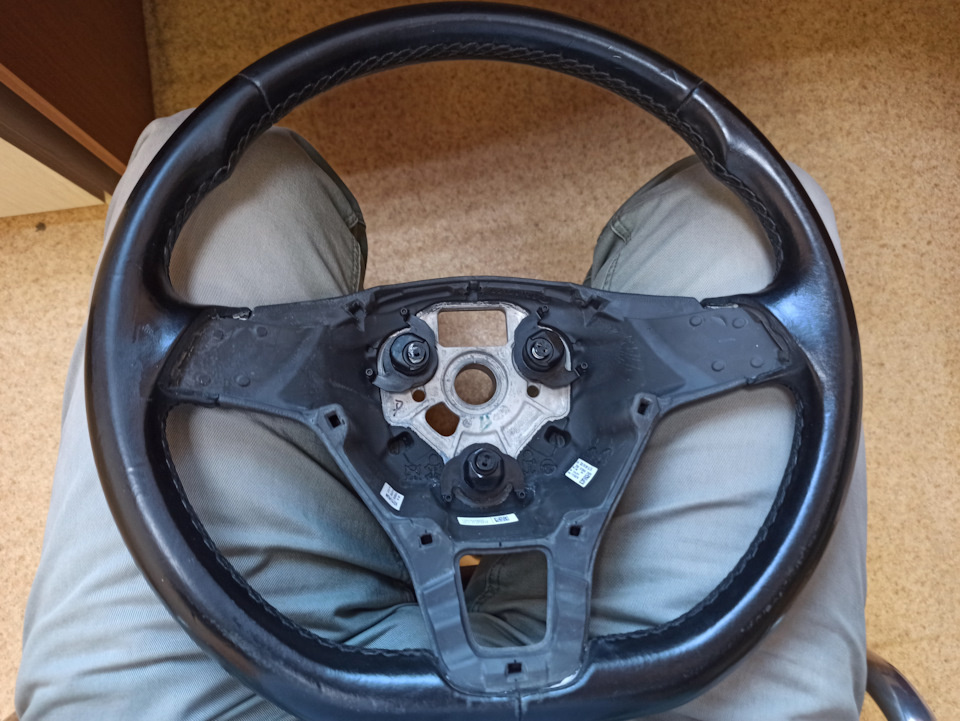 Затертая и исцарапанная родная кожа на руле