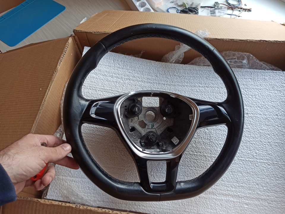 Вот так выглядел купленный мною за 3 500 р. с авито руль (под кнопки) от Jetta 6 до перетяжки