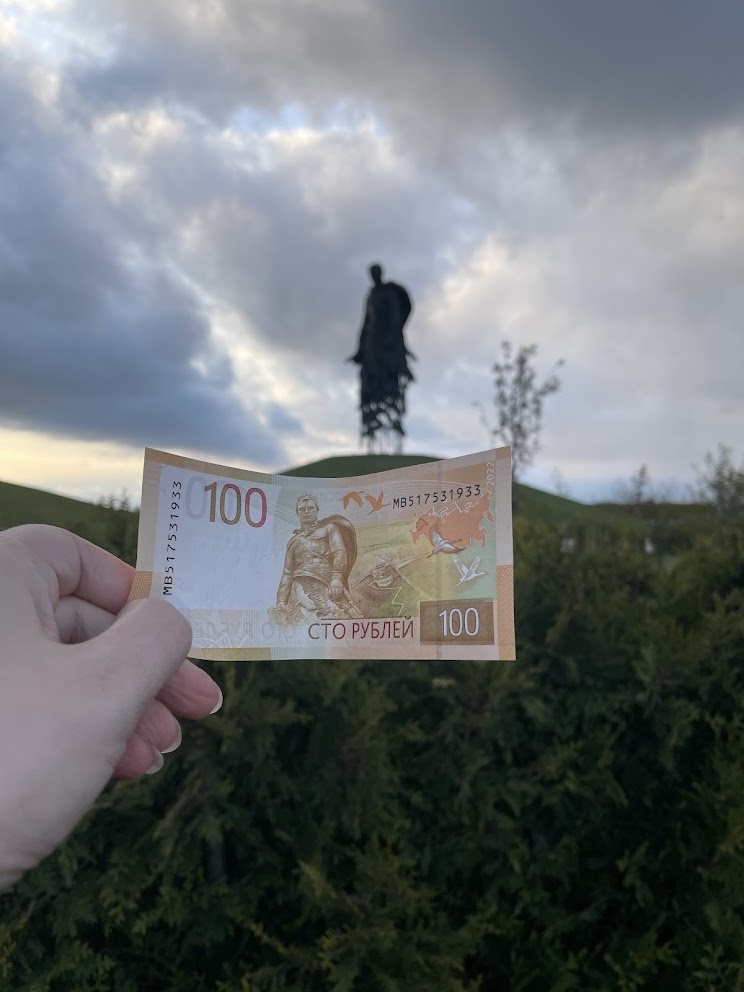 Даже на новых 100-рублевых банкнотах мы можем увидеть этот памятник