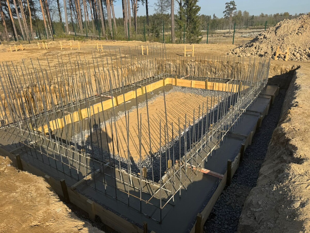 Основание под ленту для будущего дома с оранжереей в п. Токсово S-314,94 м.кв. в Ленинградской области. Фото: май 2025 г.