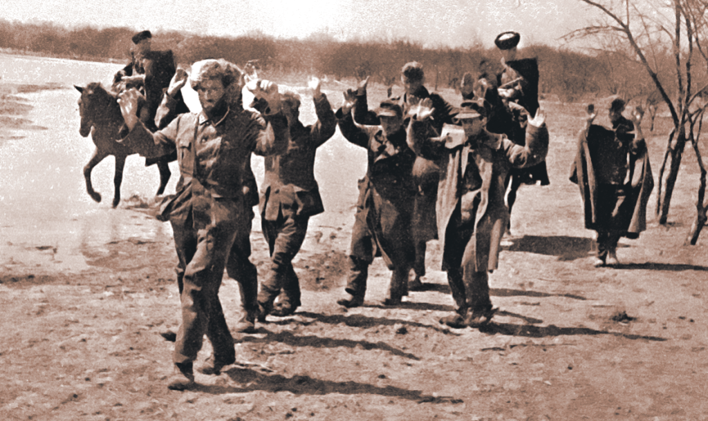 Этим румынам еще повезло, их взяли в плен казаки. А попадись они жителям, над которыми измывались, домой бы уже не вернулись. Фото: Ольга ЛАНДЕР/РИА Новости