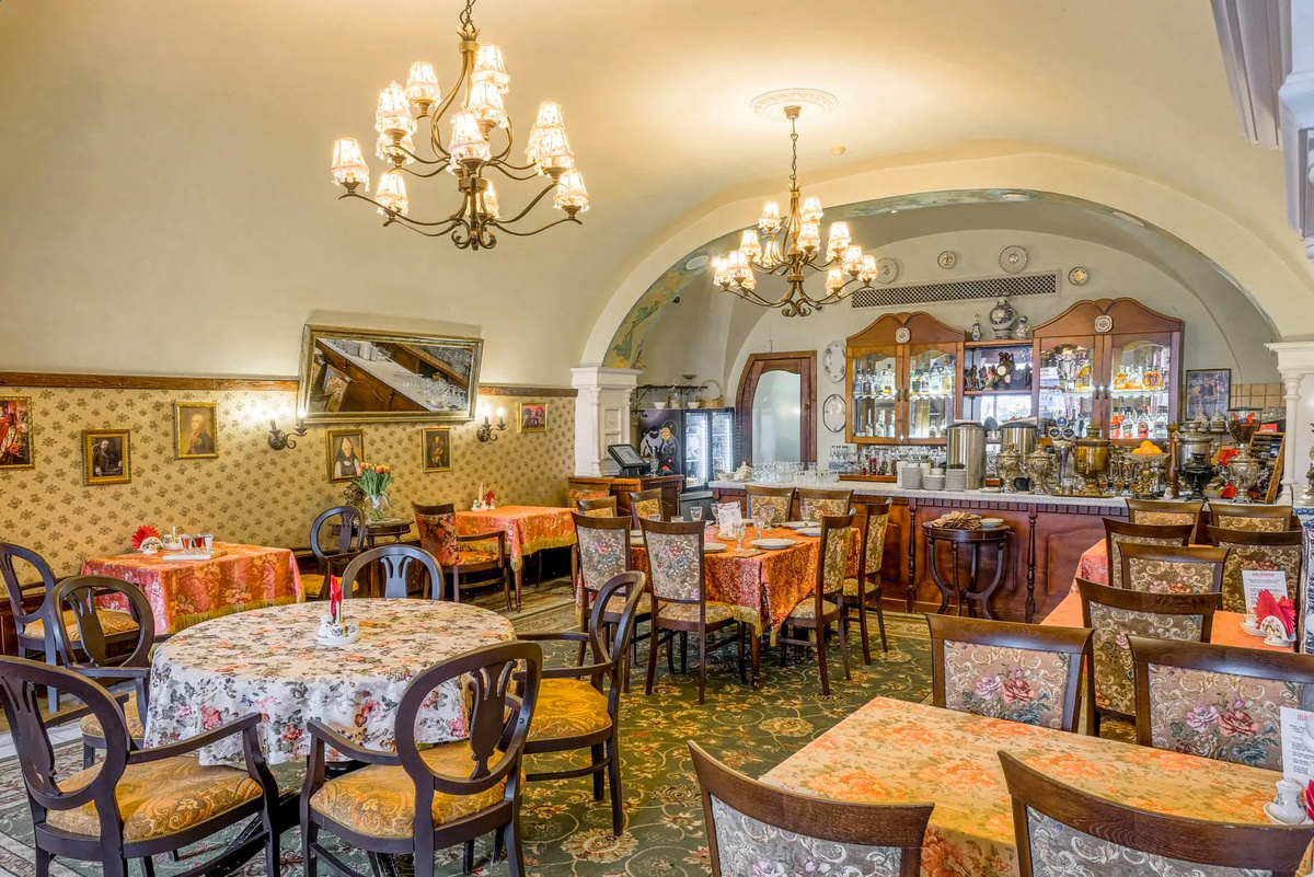 Интерьер ресторана с множеством деталей, ....