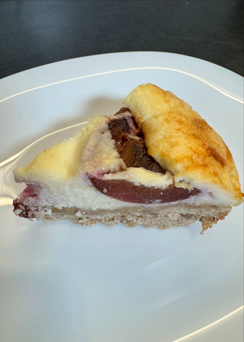 Творожно-сливовый чизкейк без сахара