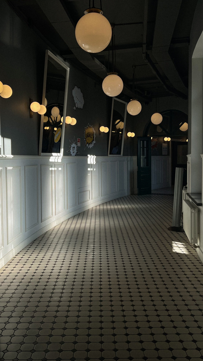 Фото. 9. Второй этаж здания "Бутылки". Очень красиво и мало людей.