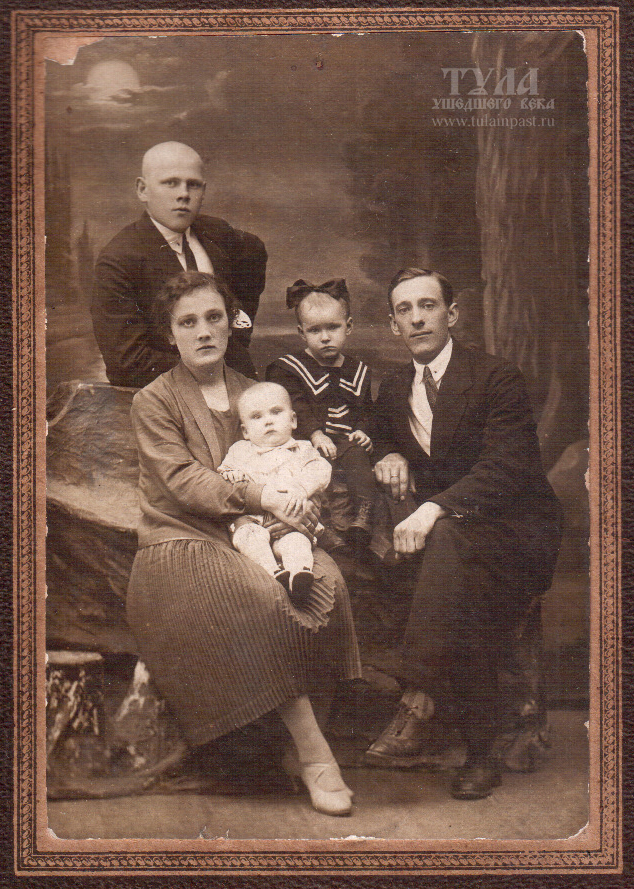 Семья Соколовых (слева направо: Александра Ивановна (1901-1976), младенец Александр Андреевич (1929-1959), девочка Римма Андреевна (1927-2001), Андрей Николаевич (сын купца) (... - 1942). Вверху неизвестный. Около 1930 года