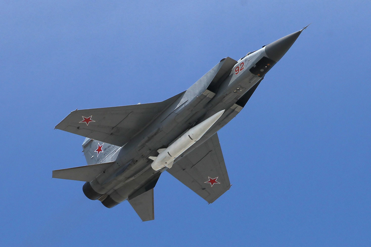 МиГ-31К - самолет-носитель ракеты "Кинжал" 