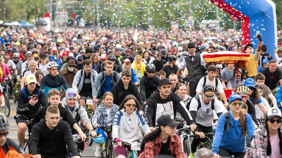 Ростовские велосипедисты стартовали в 10 утра от Театральной площади. Дистанция заезда составила 20 км..📷Фото: Федор Соколов