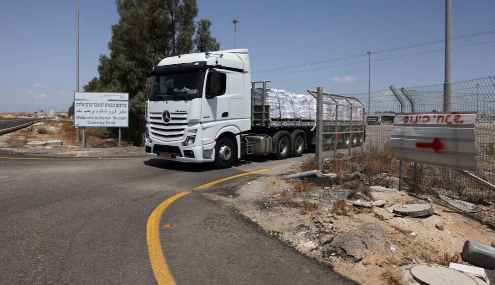 Грузовик с гуманитарной помощью направляется в Газу через контрольно-пропускной пункт Керем-Шалом на израильской стороне, 19 мая 2025 года. REUTERS/Ронен Звулун